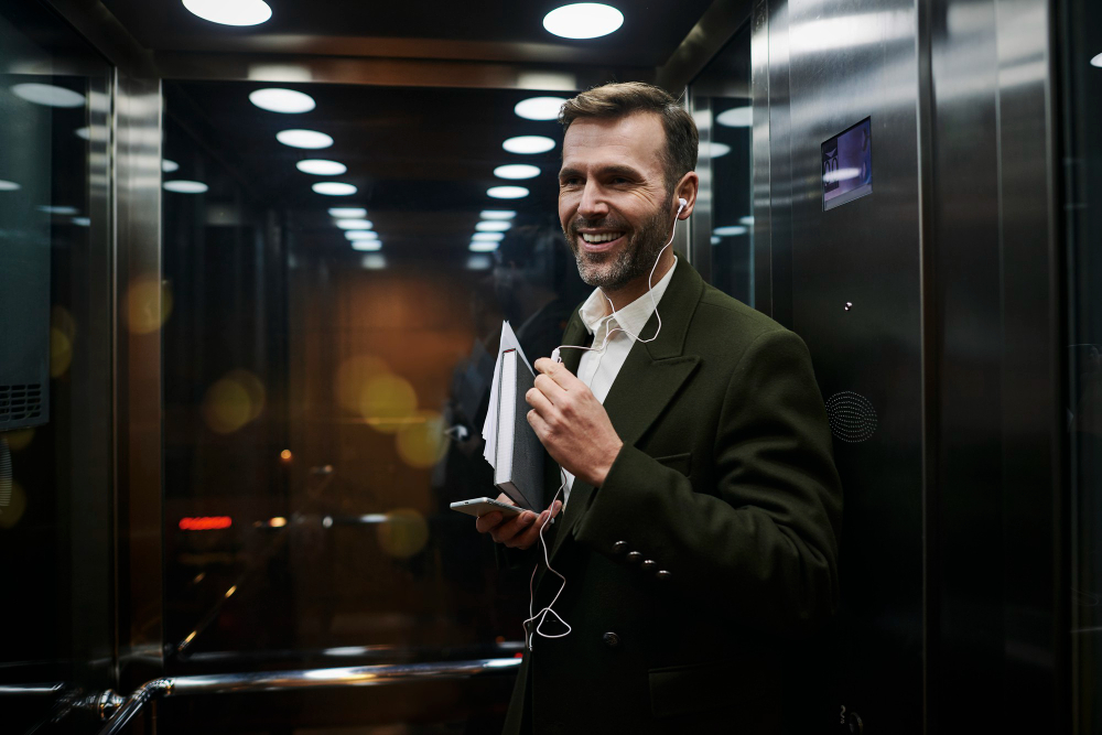 uomo soddisfatto per la manutenzione ascensori lucca di Vendrascensori